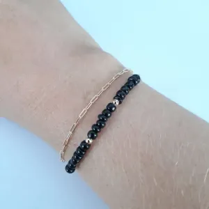 PULSEIRA DOURADA FIO DUPLO COM MIÇANGAS NEGRAS