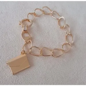 PULSEIRA DOURADA PINGENTE ENVELOPE RELICÁRIO FECHO MOSQUETÃO DETALHE CRAVEJADO COM MICROZIRCÔNIAS CRISTAL