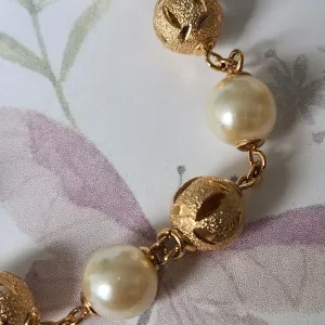 PULSEIRA BOLINHAS DOURADA VAZADA E PÉROLA