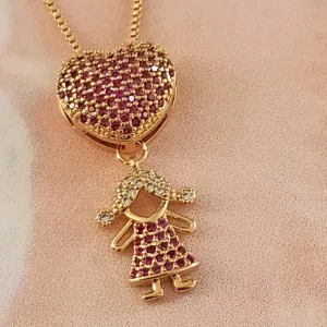 COLAR DOURADO PINGENTE MENINA CRAVEJADO ZIRCÔNIA ROSA