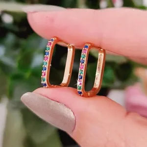 ARGOLA DOURADA CRAVEJADA EM MICROZIRCÔNIAS MULTICOLORIDAS