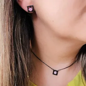 COLAR RÓDIO NEGRO PINGENTE QUARTZO ROSA CRAVEJADO MICROZIRCÔNIAS NEGRAS