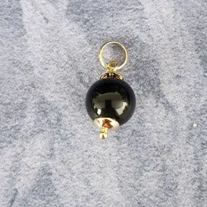 PINGENTE DOURADO GLOBO PRETO