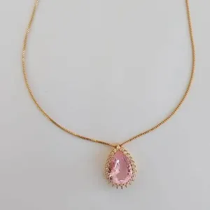 COLAR DOURADO PINGENTE GOTA QUARTZO ROSA