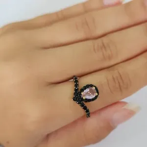 ANEL DOURADO GOTA ROSA CRAVEJADO ZIRCÔNIAS NEGRAS