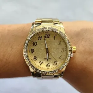 RELÓGIO DOURADO FUNDO DOURADO METAL