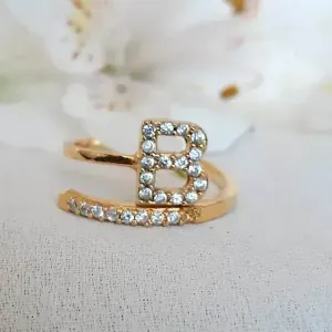 ANEL DOURADO CRAVEJADO MICROZIRCÔNIAS CRISTAL LETRA B