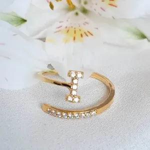 ANEL DOURADO CRAVEJADO MICROZIRCÔNIAS CRISTAL LETRA I