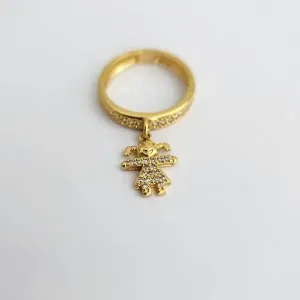 ANEL DOURADO PINGENTE MENINA CRAVEJADO MICROZIRCÔNIAS CRISTAL