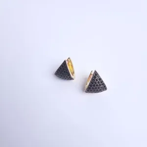 ARGOLINHA TRIANGULAR DOURADA CRAVEJADA ZIRCÔNIAS NEGRAS PP