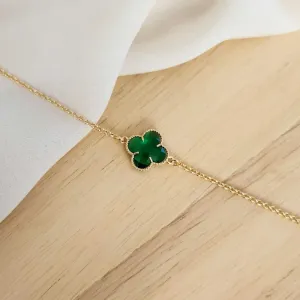 PULSEIRA COM PINGENTE TREVO DE QUATRO FOLHAS VERDE PEDRA INSPIRAÇÃO ALHAMBRA DE VAN CLEEF