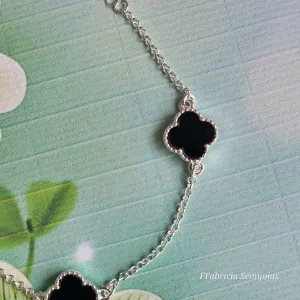 PULSEIRA COM 3 PINGENTES TREVO DE QUATRO FOLHAS PRETA RESINA INSPIRAÇÃO ALHAMBRA DE VAN CLEEF