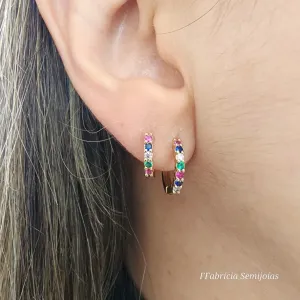 DUPLA ARGOLA DOURADA CRAVEJADA EM MICROZIRCÔNIAS MULTICOLORIDAS