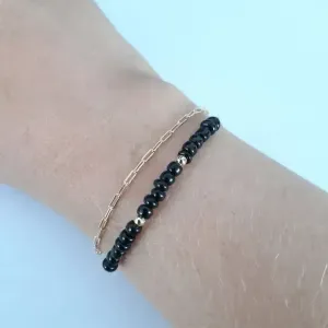 PULSEIRA DOURADA FIO DUPLO COM MIÇANGAS NEGRAS