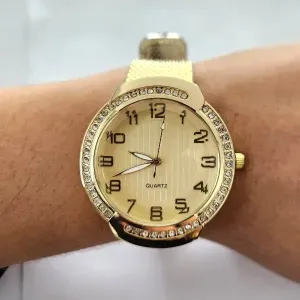 RELÓGIO DOURADO FUNDO DOURADO PULSEIRA ANTIALÉRGICA