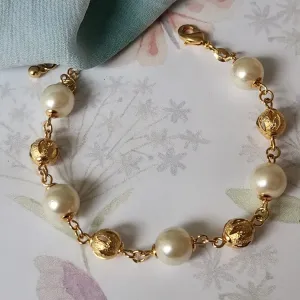 PULSEIRA BOLINHAS DOURADA VAZADA E PÉROLA