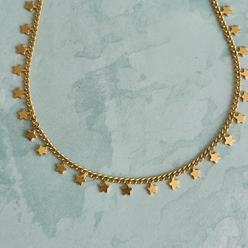 COLAR CHOKER DOURADO PINGENTE ESTRELAS