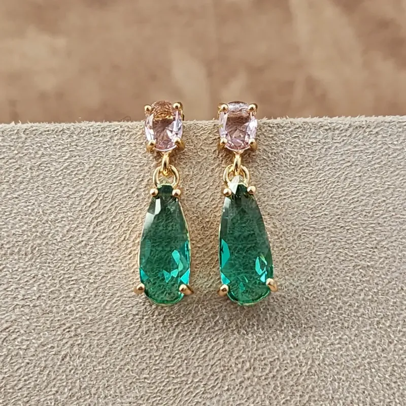 BRINCO DOURADO PEDRAS GOTA ESMERALDA COM ROSA