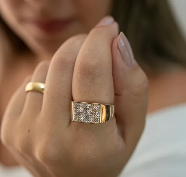 ANEL DOURADO CRAVEJADO EM MICROZIRCÔNIAS CRISTAL