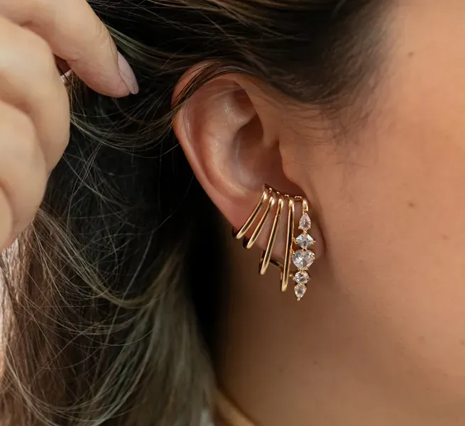 BRINCO DOURADO EAR CUFF CRAVEJADO EM NAVETES CRISTAL