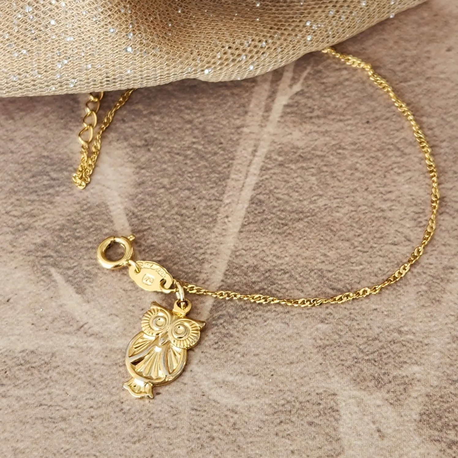 PULSEIRA SINGAPURA COM PINGENTE DOURADO CORUJA