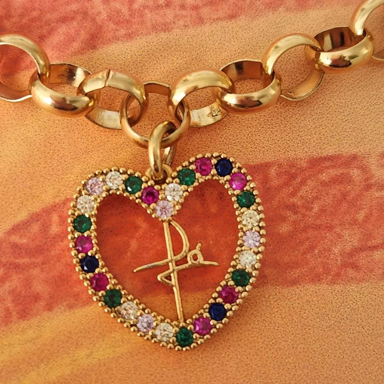 PULSEIRA DOURADA PINGENTE CORAÇÃO FÉ CRAVEJADO ZIRCÔNIAS MULTICOLORIDO