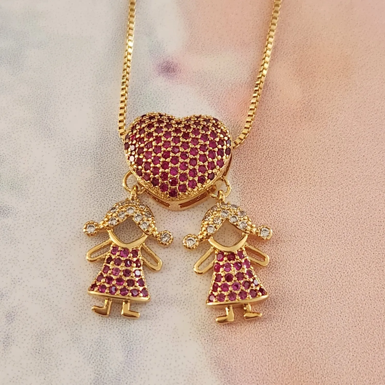 COLAR DOURADO PINGENTES DUAS MENINAS CRAVEJADO ZIRCÔNIA ROSA