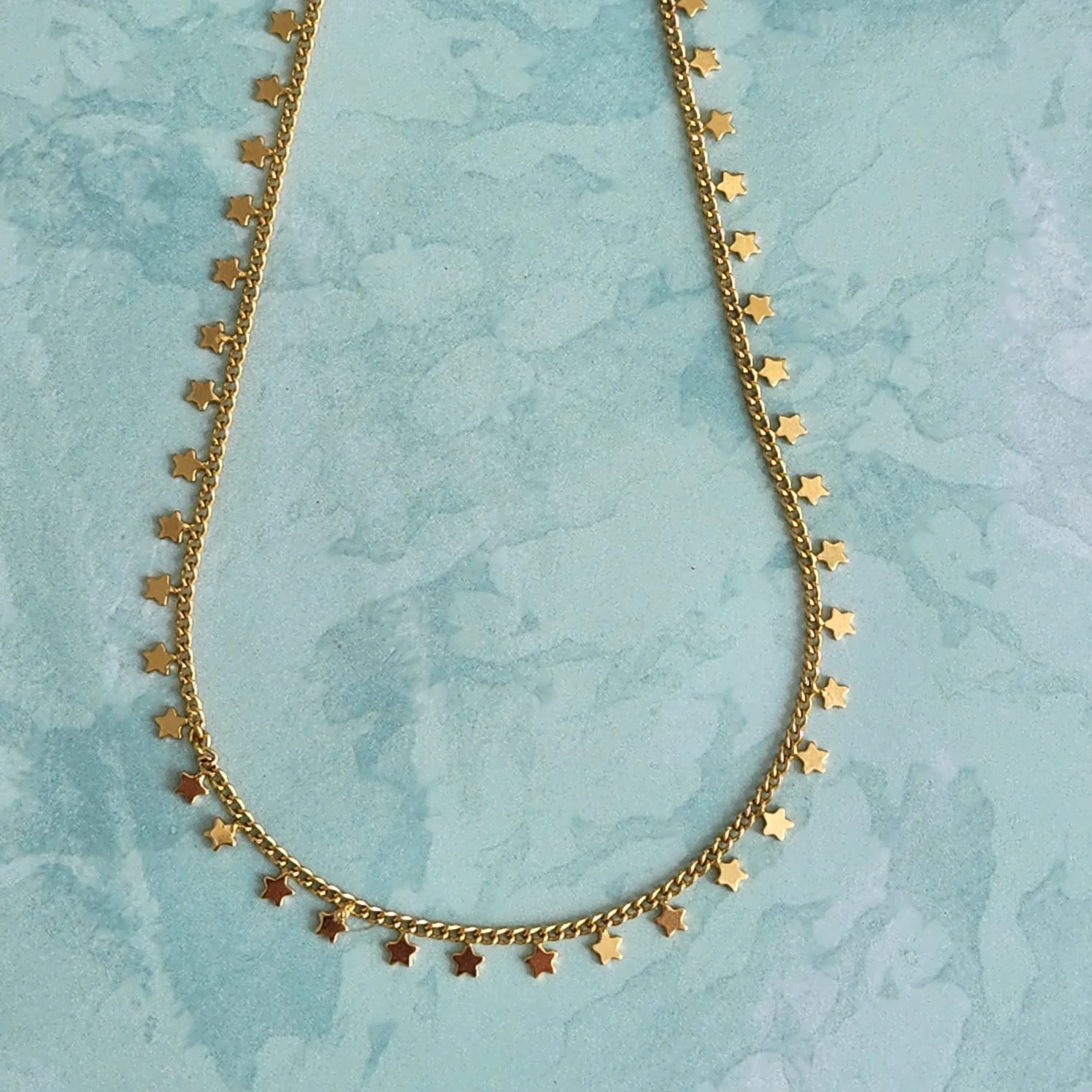 COLAR CHOKER DOURADO PINGENTE ESTRELAS