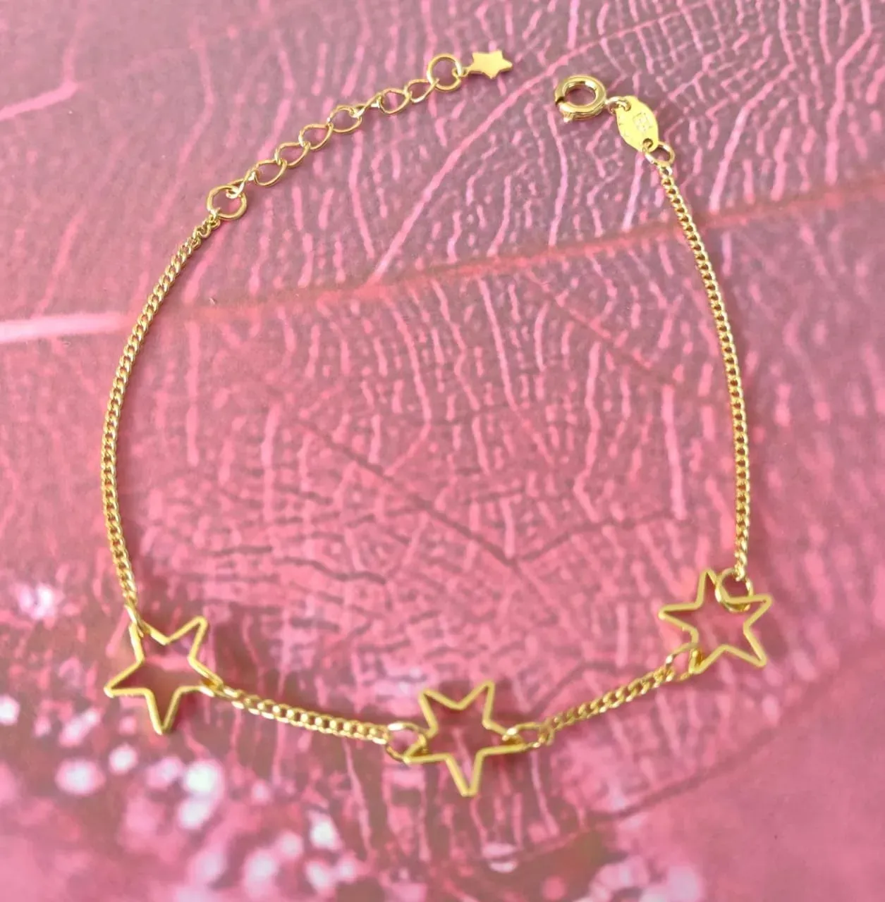 PULSEIRA DOURADA PINGENTES ESTRELAS