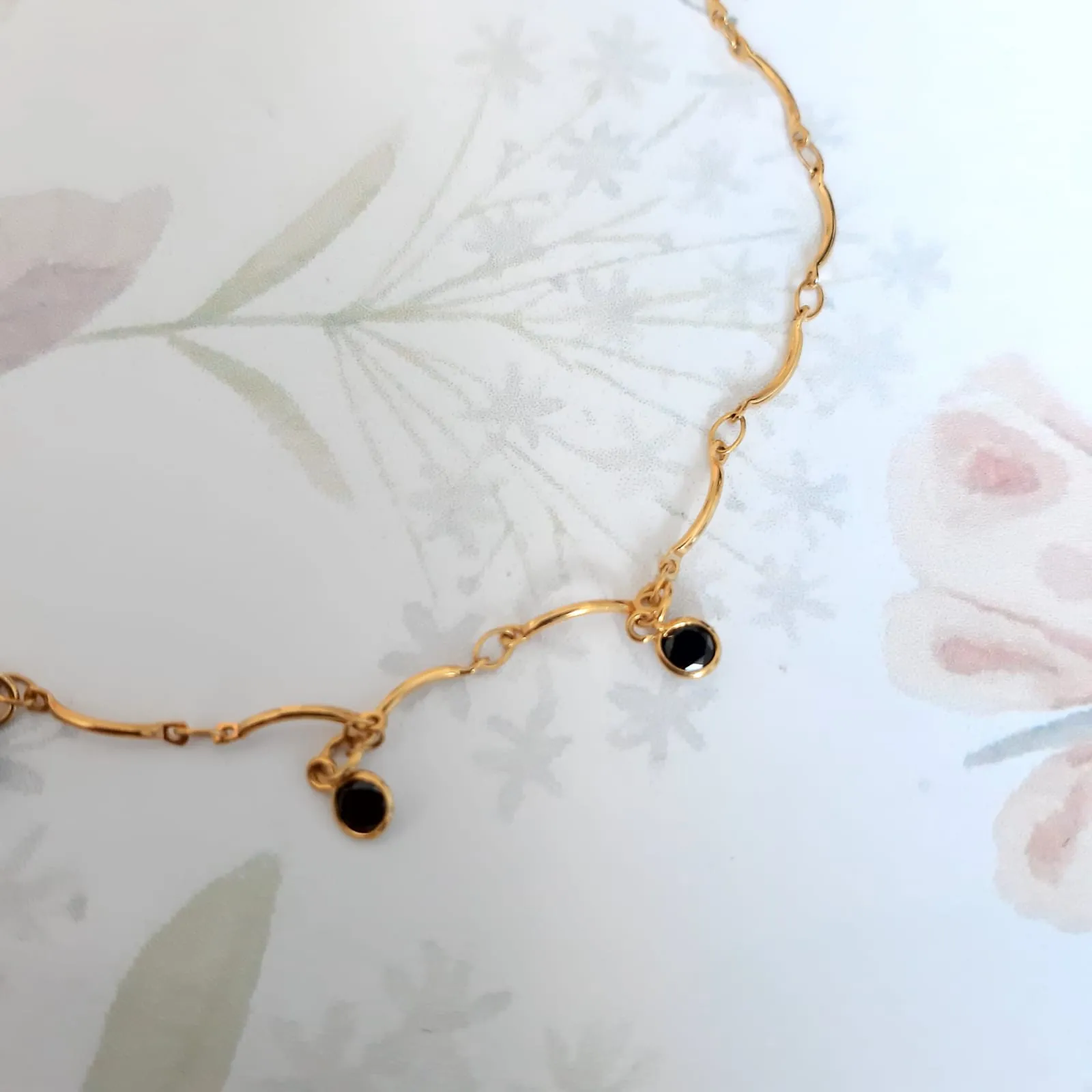 COLAR CHOCKER DOURADO PONTO DE LUZ PRETO 30CM