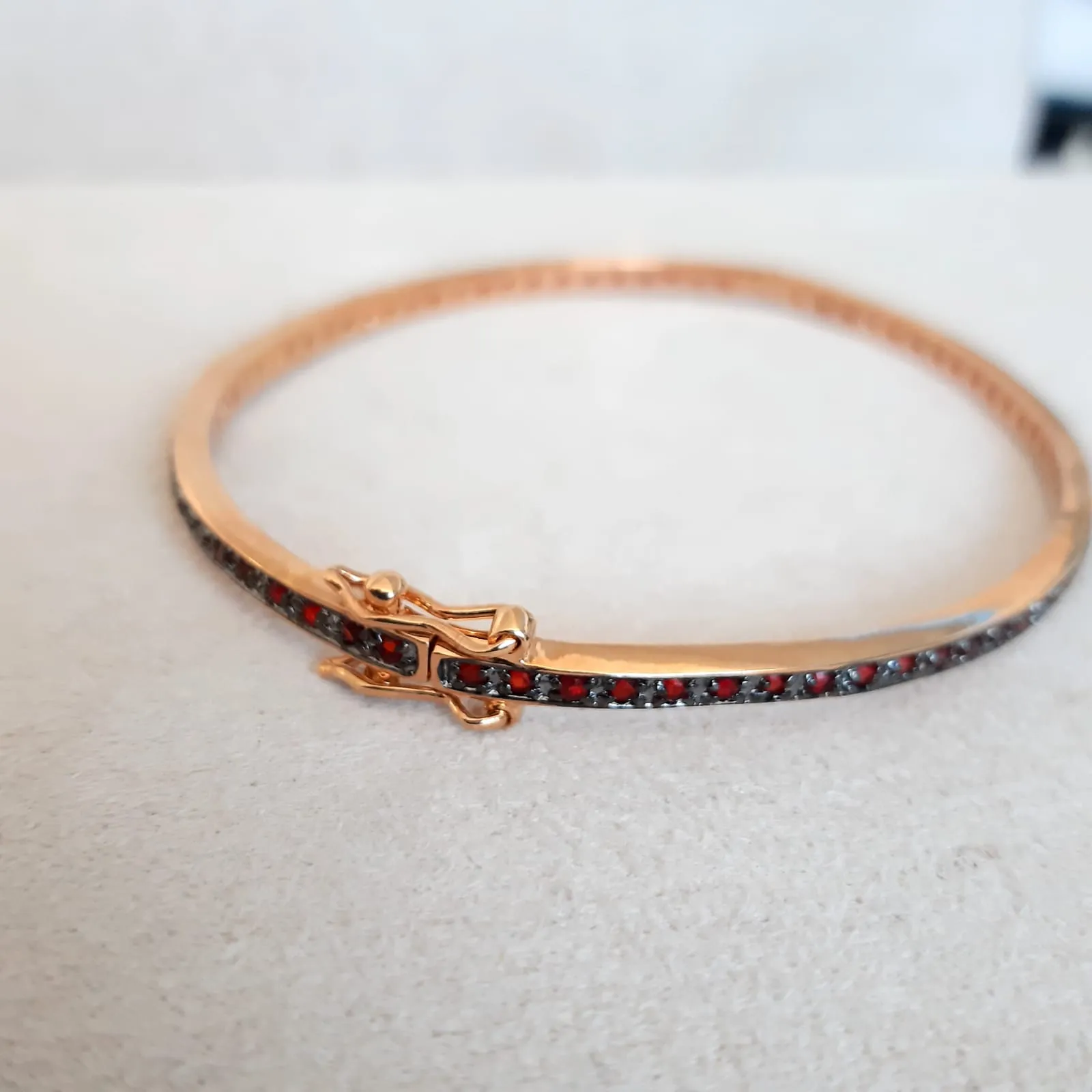 BRACELETE DOURADO COM MICROZIRCÔNIAS CORAL