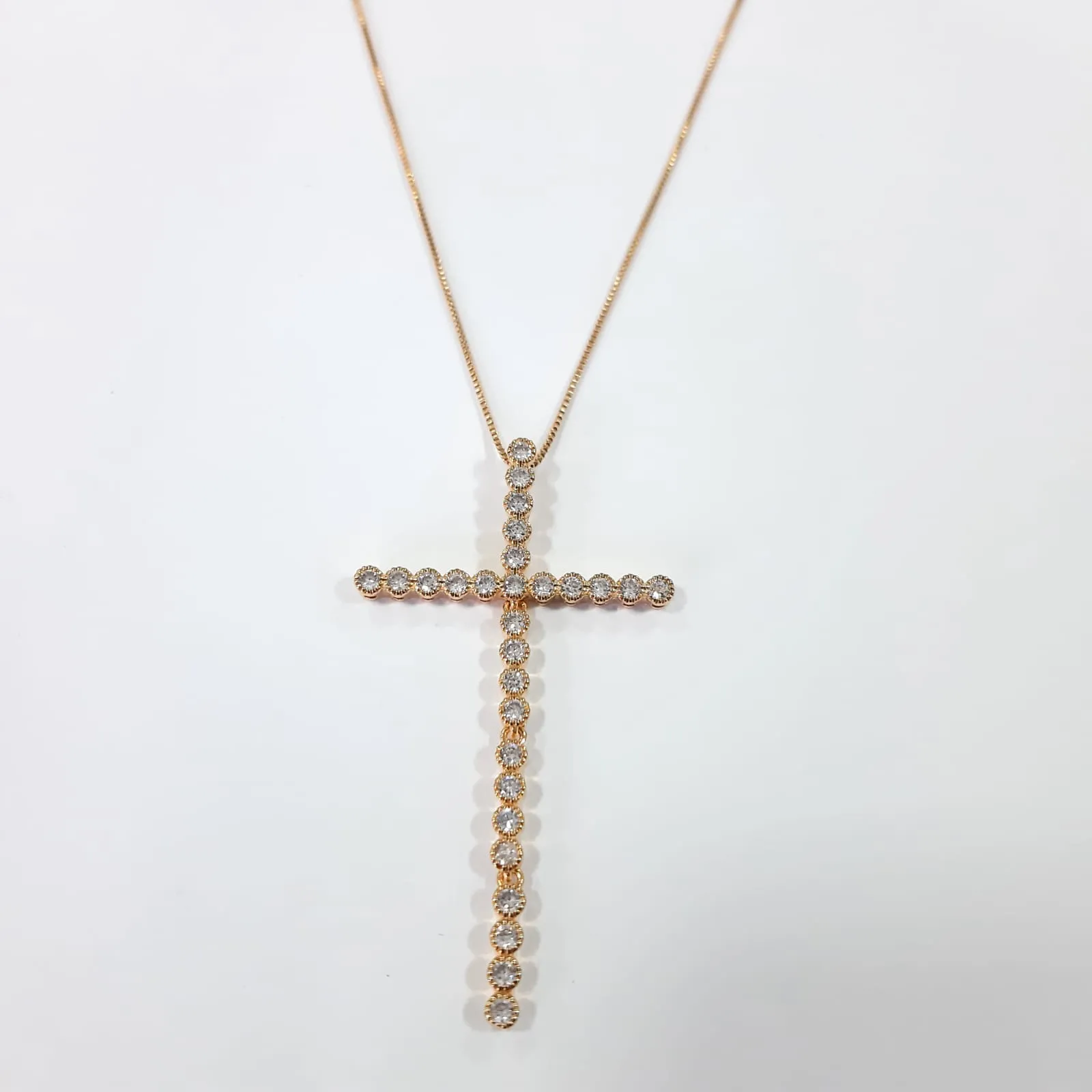 COLAR DOURADO CRUZ CRAVEJADA EM MICROZIRCÔNIAS CRISTAL