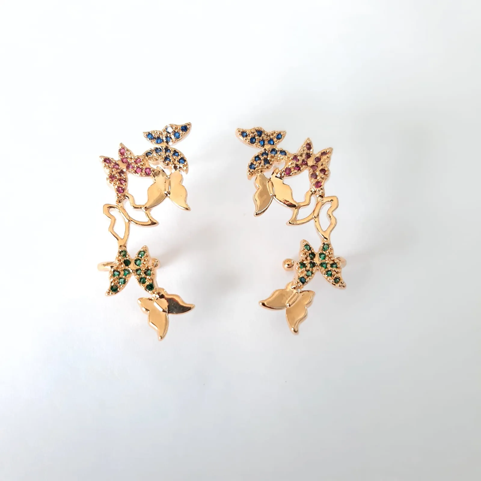 BRINCO DOURADO EAR CUFF BORBOLETA ZIRCÔNIAS MULTICOR