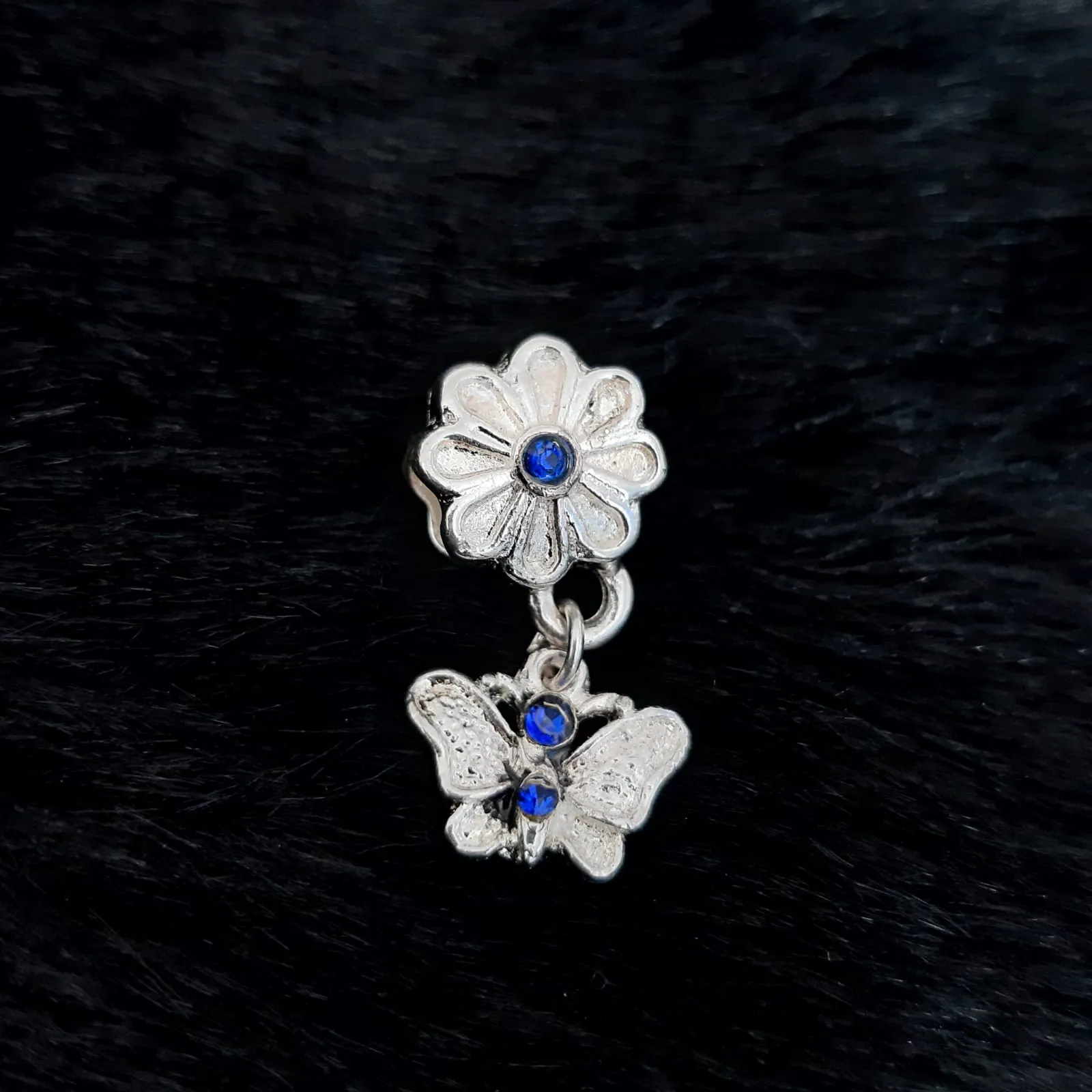 BERLOQUE RÓDIO BRANCO SEPARADOR FLOR COM BORBOLETA PENDURADA DETALHES EM MICROZIRCÔNIAS AZUL