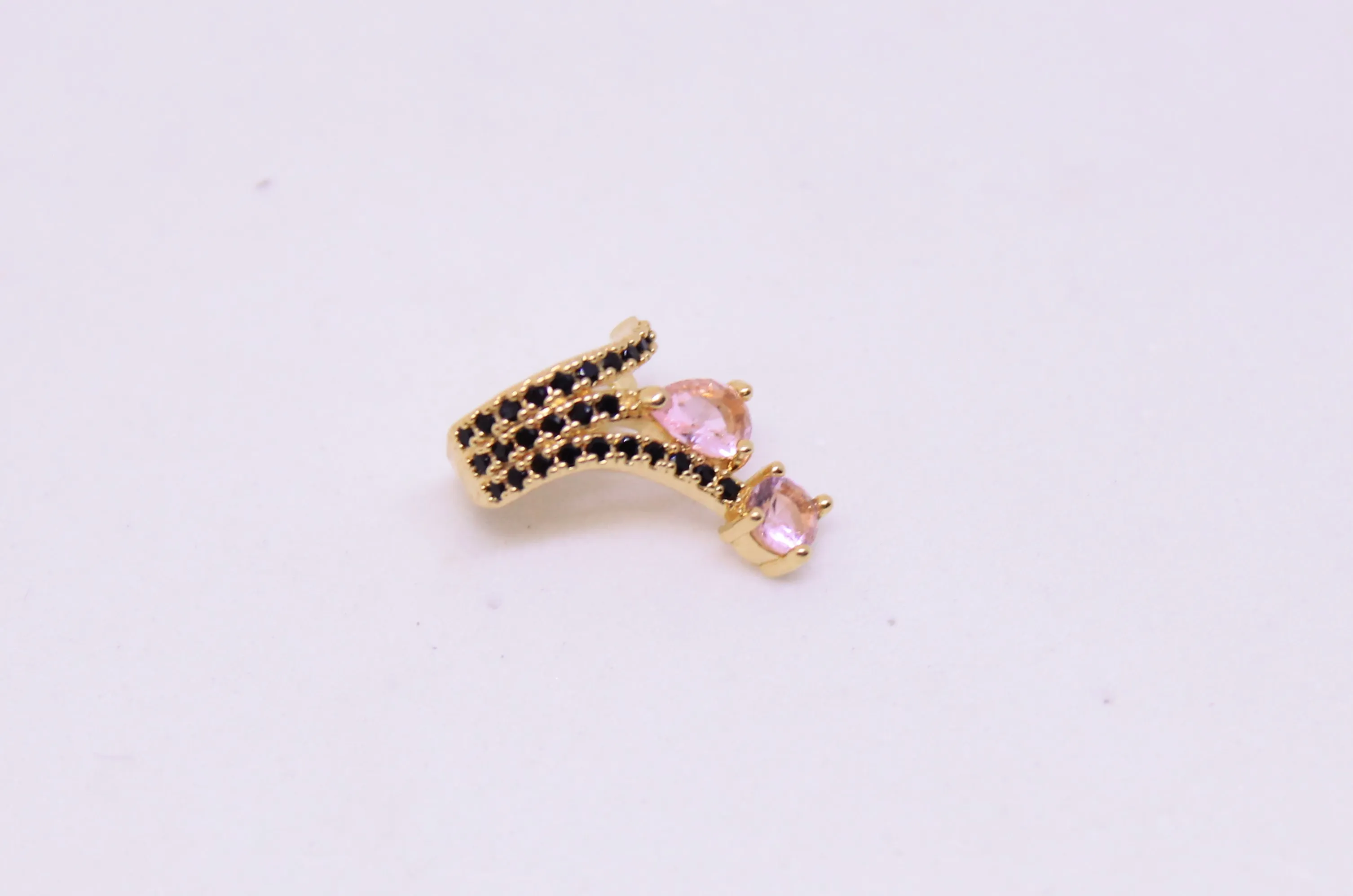 BRINCO PIERCING FAKE DOURADO TRÊS FIOS MICROZIRCÔNIAS NEGRAS COM PEDRAS QUARTZO ROSA