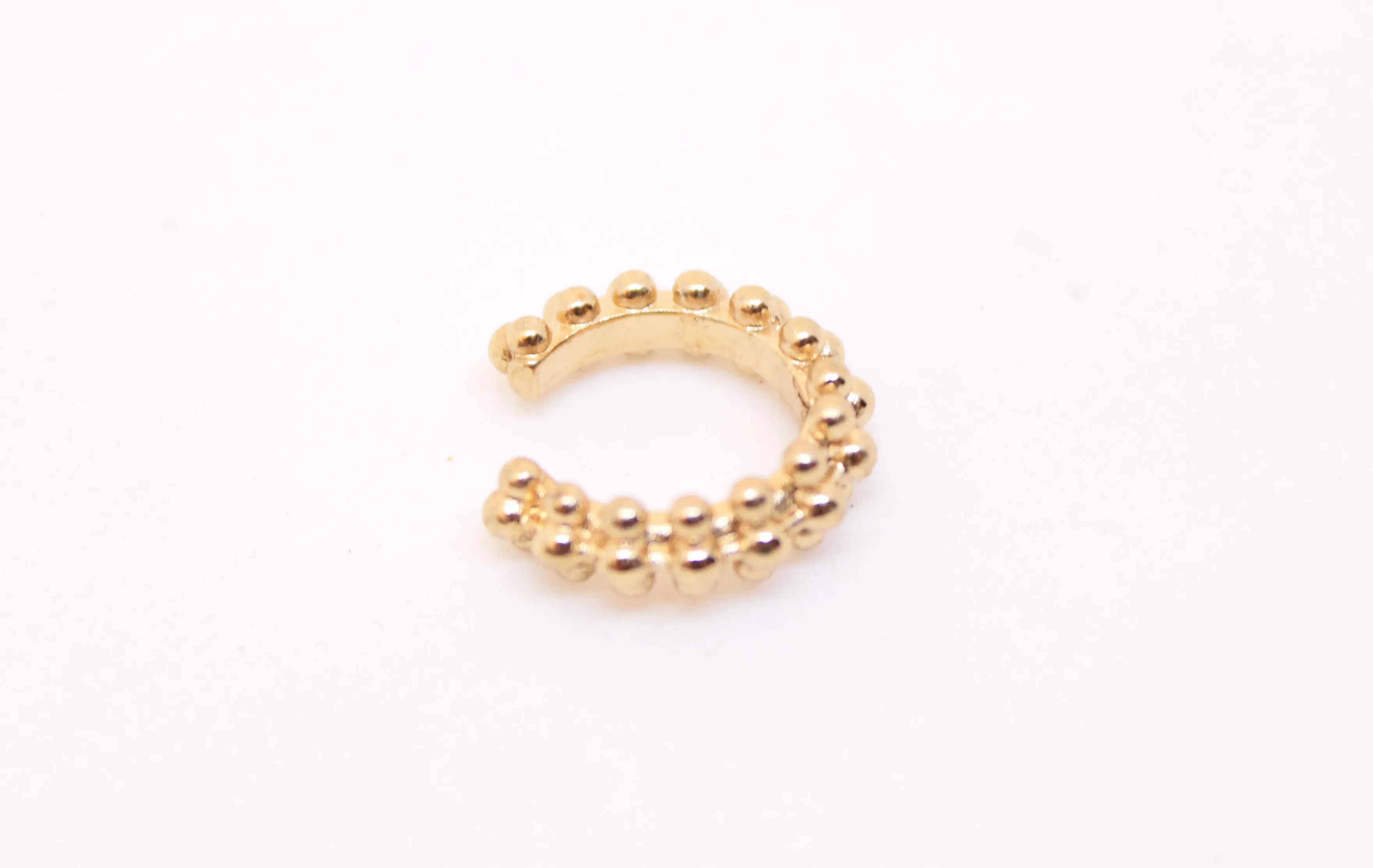 BRINCO PIERCING FAKE DOURADO TRÊS FILAS MINI BOLINHAS