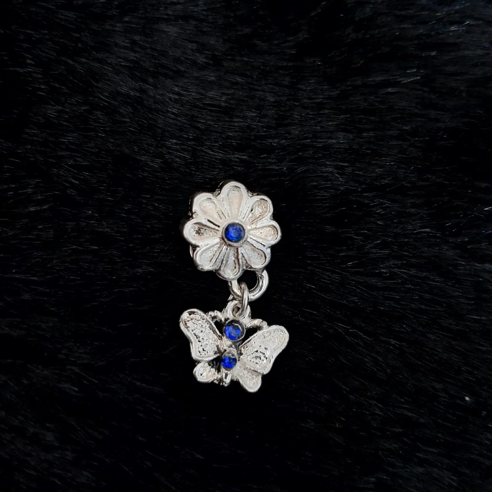 BERLOQUE RÓDIO BRANCO SEPARADOR FLOR COM BORBOLETA PENDURADA DETALHES EM MICROZIRCÔNIAS AZUL