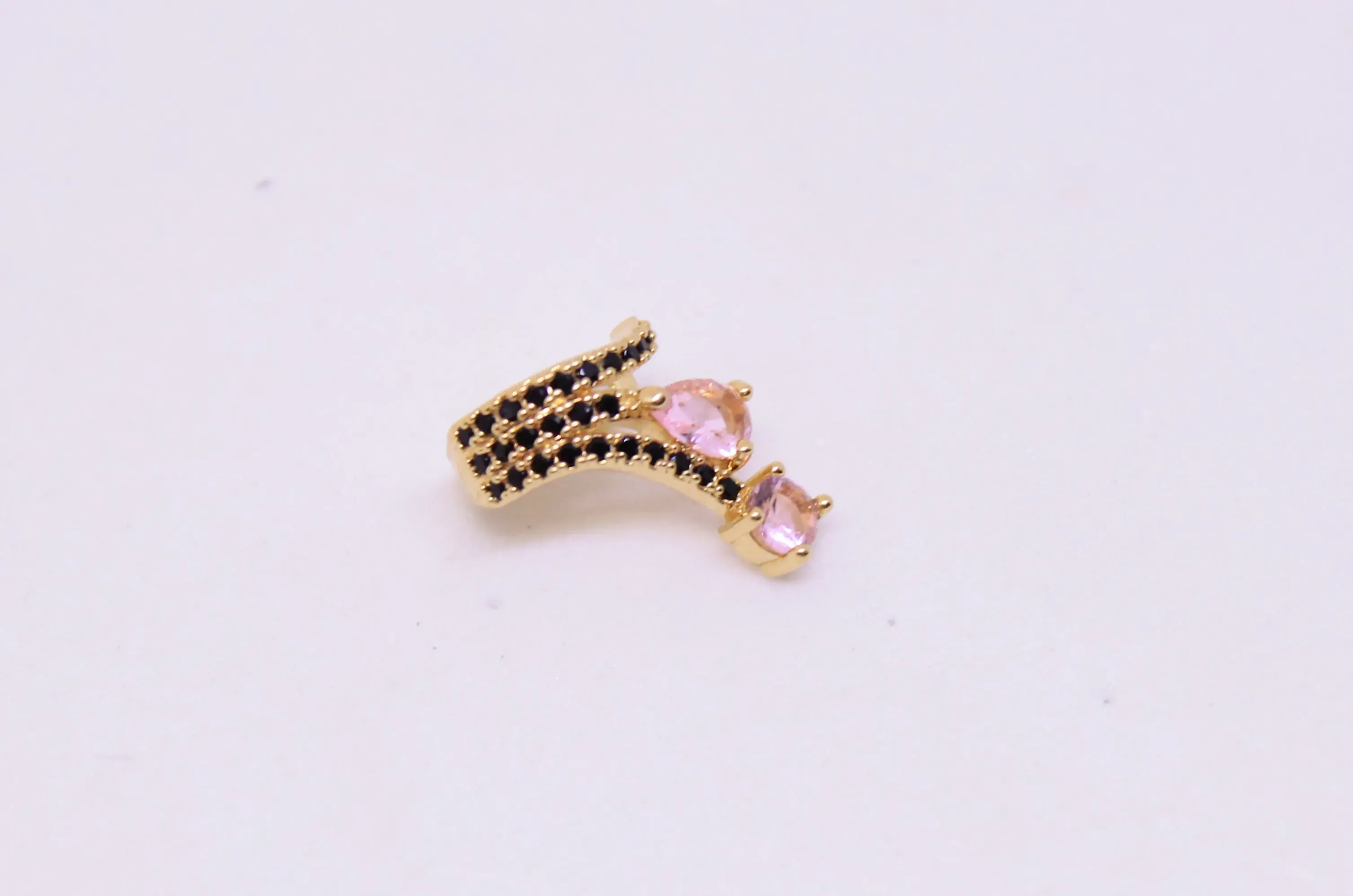 BRINCO PIERCING FAKE DOURADO TRÊS FIOS MICROZIRCÔNIAS NEGRAS COM PEDRAS QUARTZO ROSA