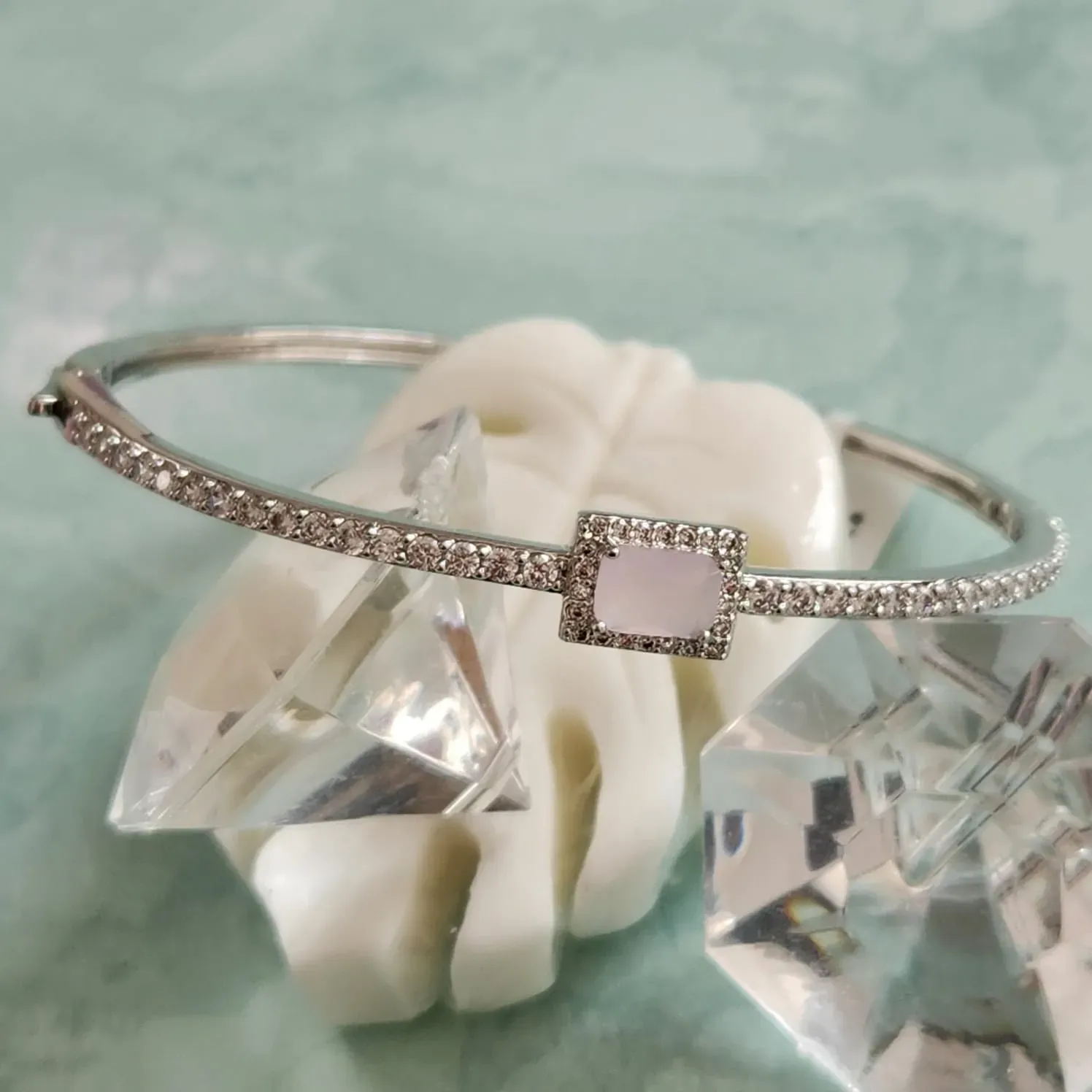 BRACETE RÓDIO BRANCO PEDRA ROSA CRAVEJADO MICROZIRCÔNIAS CRISTAL