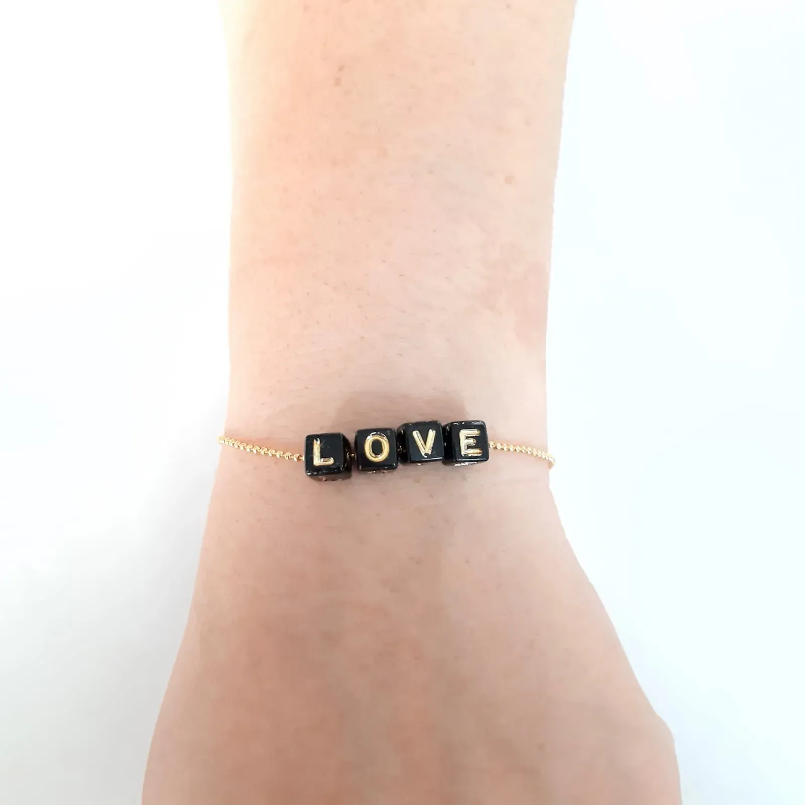 PULSEIRA BOLINHAS COM LETRAS PRETAS LOVE