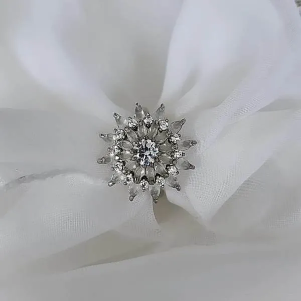 ANEL RÓDIO BRANCO FLOR ZIRCÔNIAS OPALA E CRISTAL