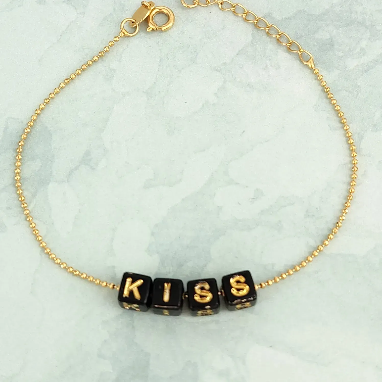 PULSEIRA BOLINHAS COM LETRAS PRETAS KISS