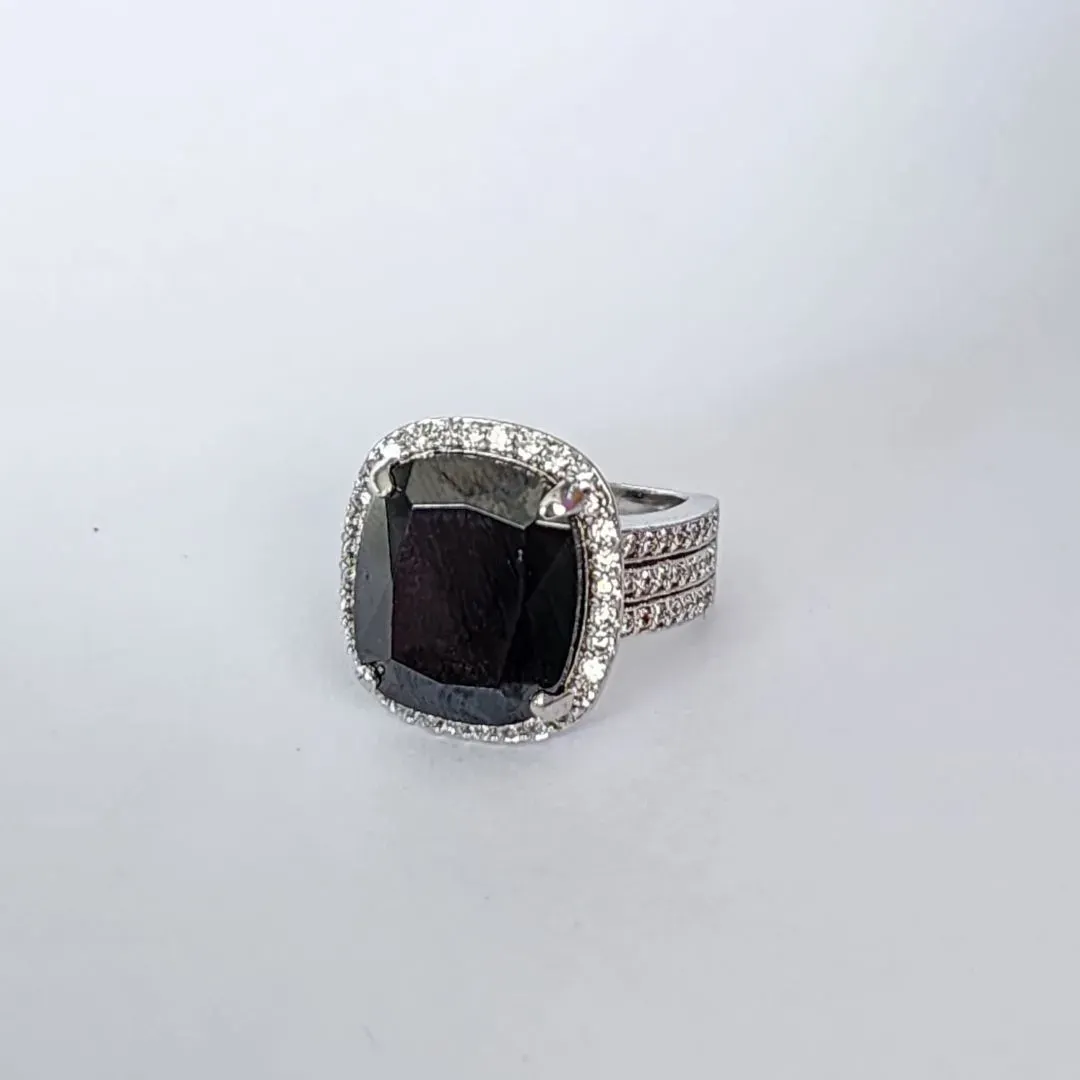 ANEL RÓDIO BRANCO PEDRA RETANGULAR NEGRA CRAVEJADO MICROZIRCÔNIAS CRISTAL