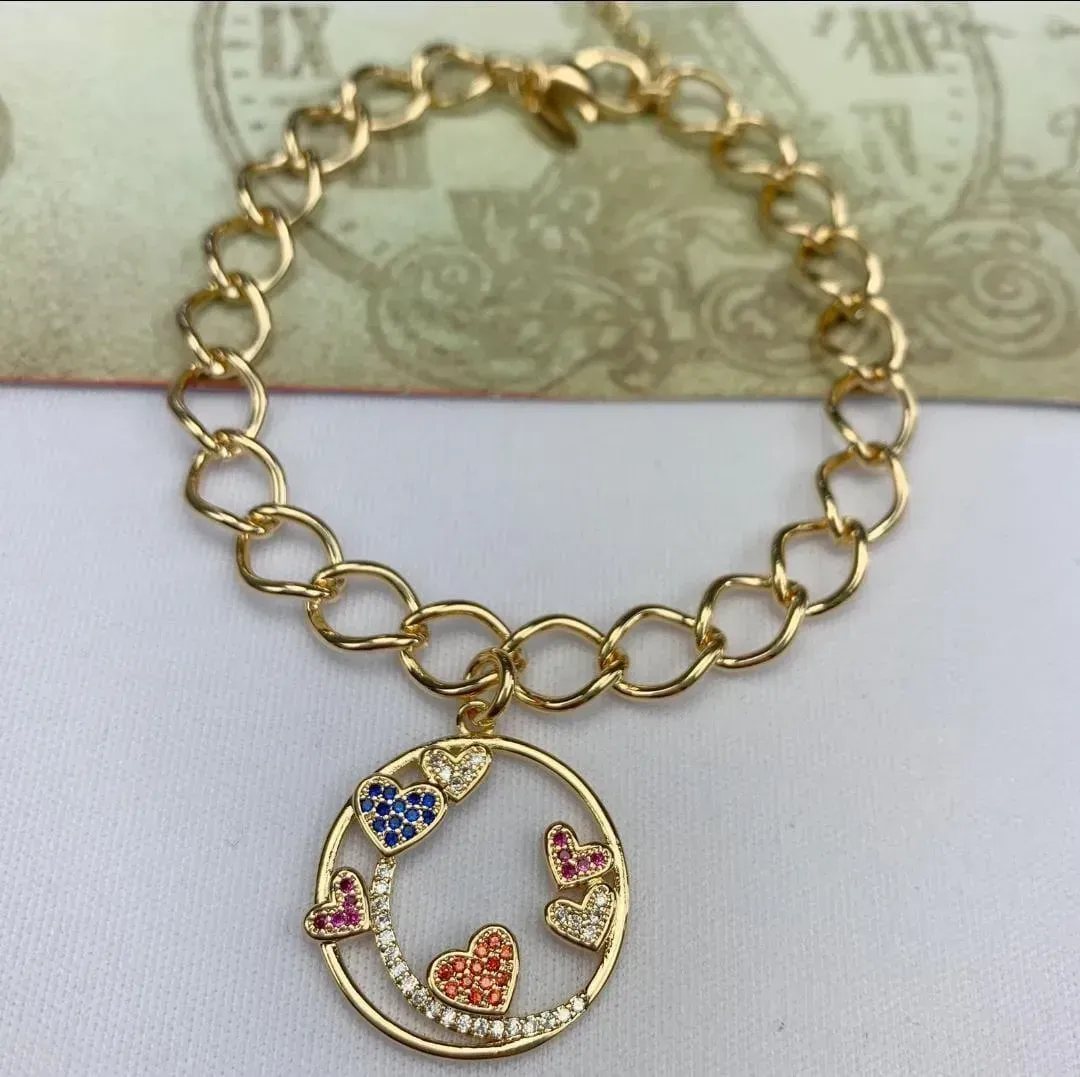 PULSEIRA DOURADA CIRCULO COM CORAÇÕES CRAVEJADOS EM MICROZIRCÔNIAS MULTICOLORIDAS