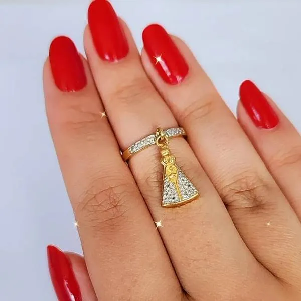 ANEL DOURADO PINGENTE NOSSA SENHORA APARECIDA CRAVEJADO ZIRCÔNIAS CRISTAL