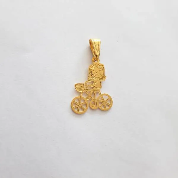 PINGENTE DOURADO MENINA BICICLETA