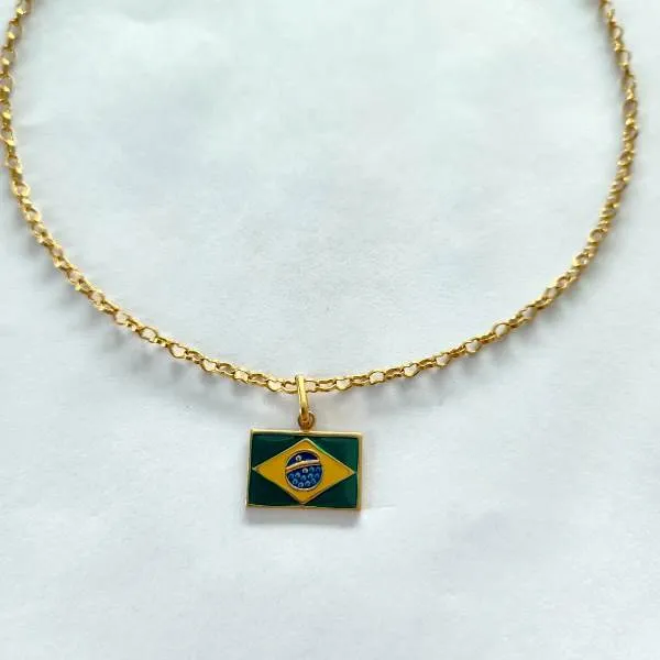 COLAR FIO CORAÇÕES COM PINGENTE DOURADO BANDEIRA DO BRASIL