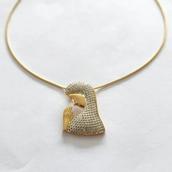 COLAR DOURADO NOSSA SENHORA DO SILÊNCIO CRAVEJADA EM MICROZIRCÔNIAS CRISTAL