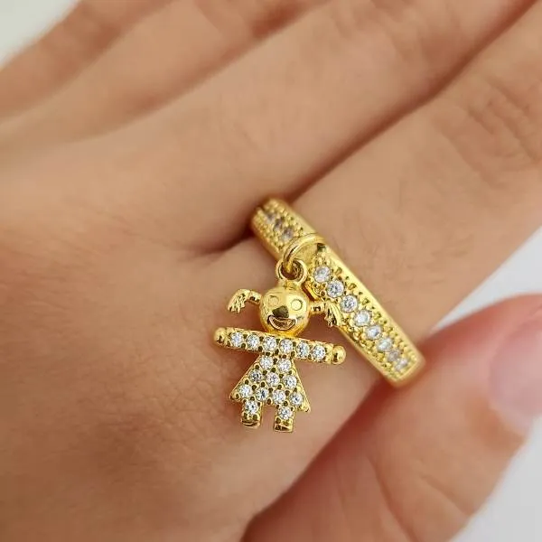 ANEL DOURADO PINGENTE MENINA CRAVEJADO MICROZIRCÔNIAS CRISTAL