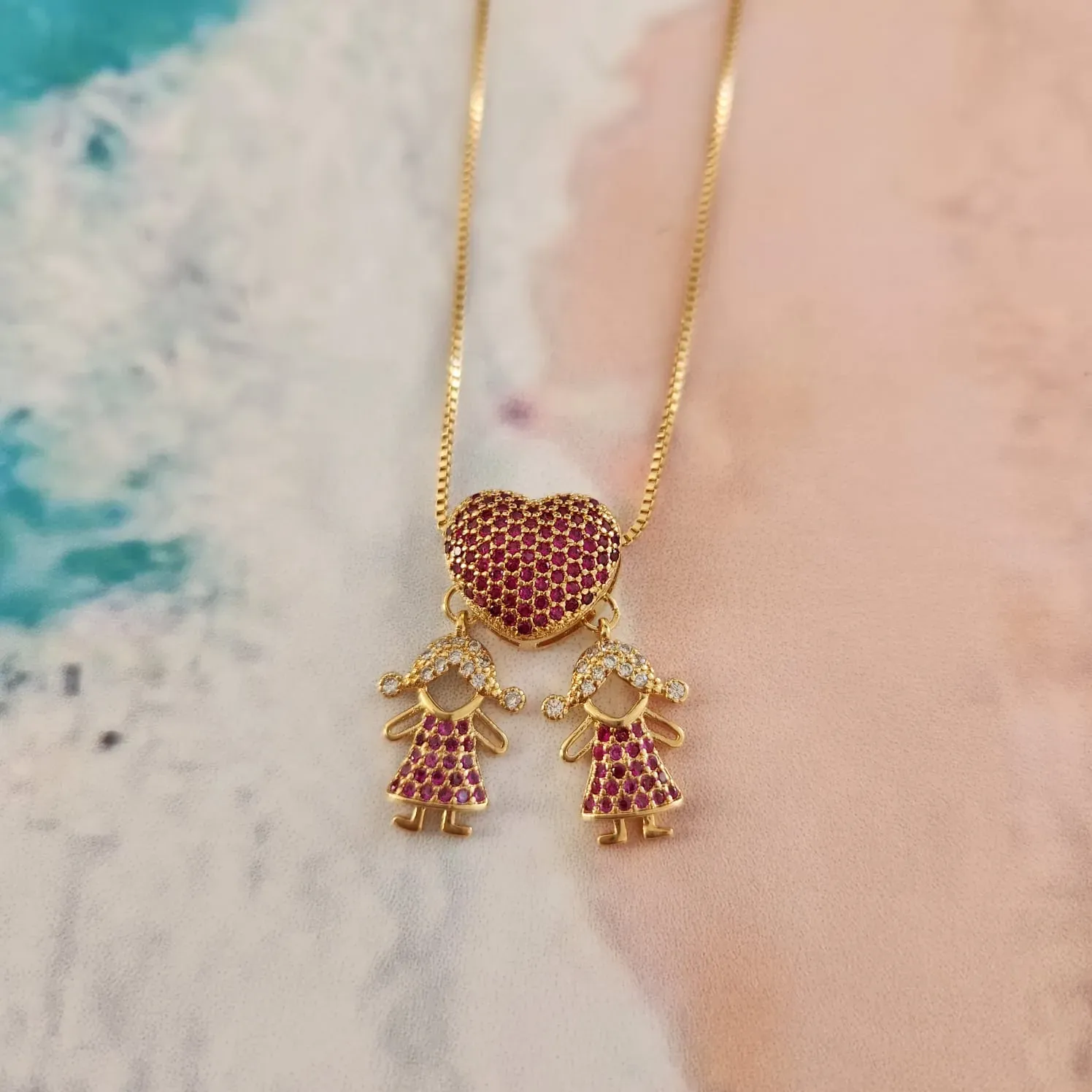 COLAR DOURADO PINGENTES DUAS MENINAS CRAVEJADO ZIRCÔNIA ROSA